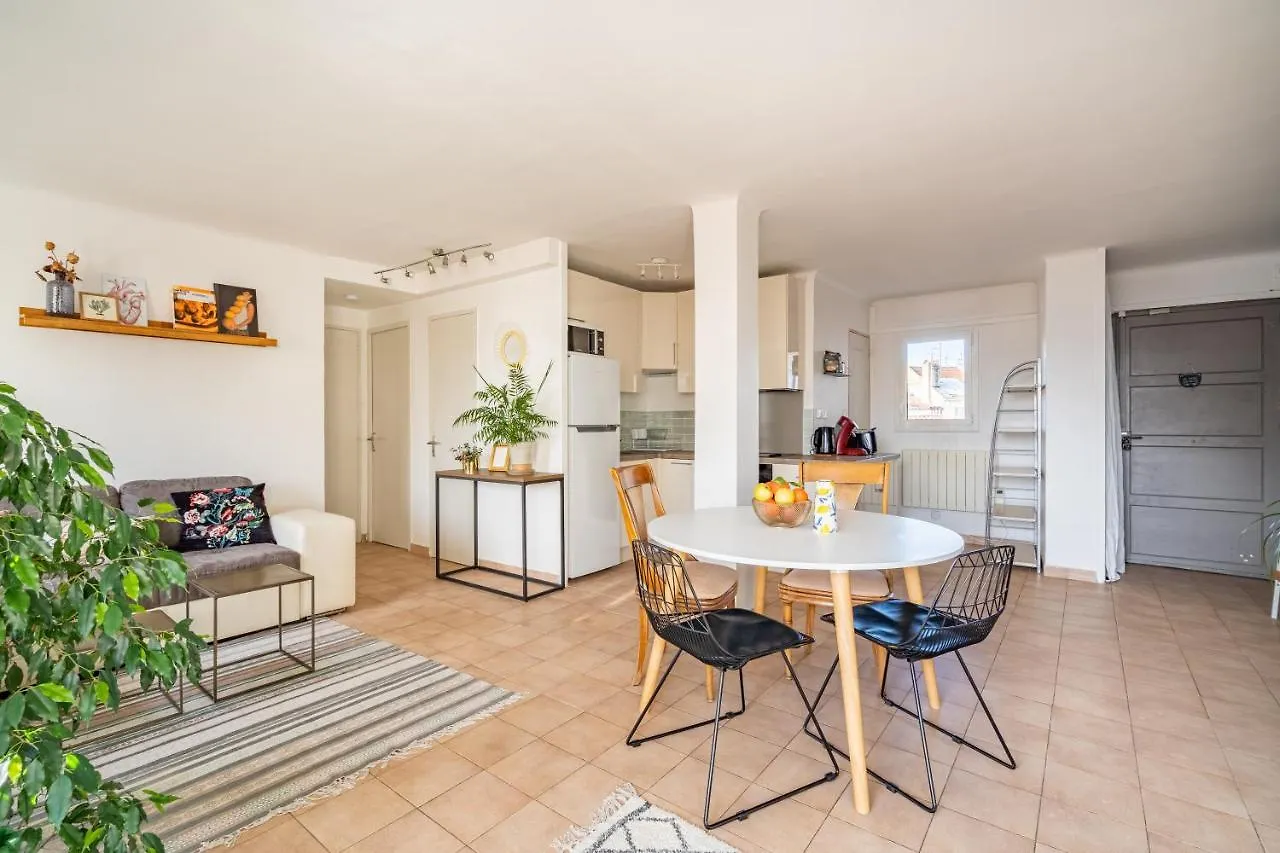Apt Lumineux Et Tres Cosy Avec Balcon By Weekome Marseille 0*,  France